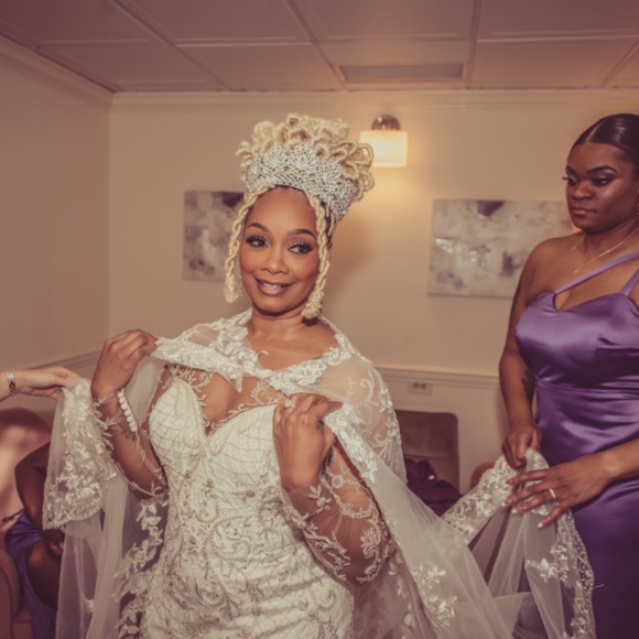 Pre-Owned Lace Embroidered Wedding Dress W/ Glitter Train - Picture 7 of 11